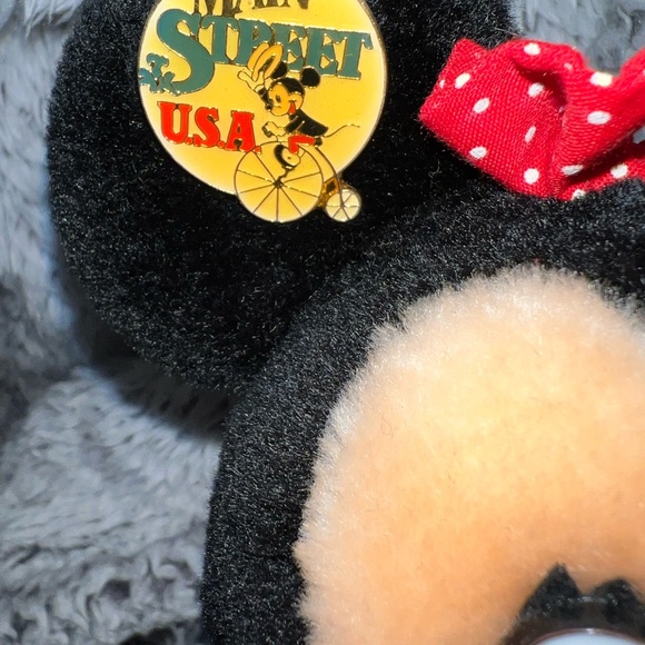 Sitting Minnie Mouse - Picture 3 of 3